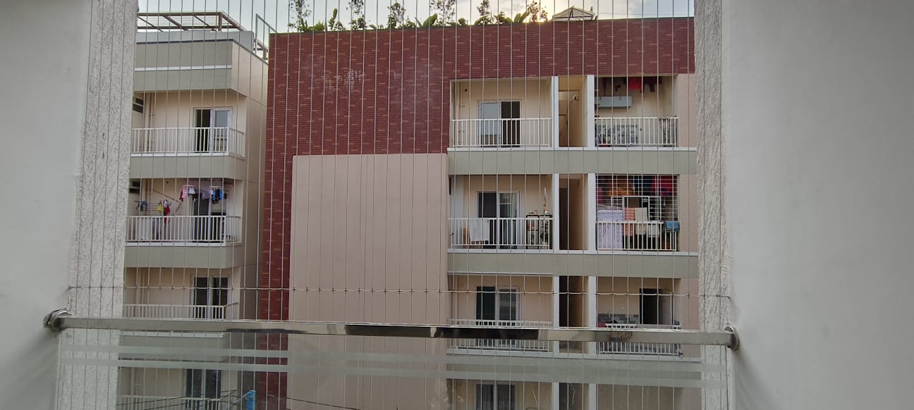 Pet enclosure netting